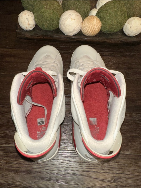 Air Jordan Retro 6 Maroon main image 5
